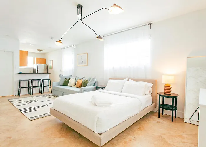 Spacious Apt In The Heart Of South Beach